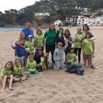 Els infants de l’Esplai de Begur netegen la platja de sa Riera