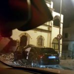 Un conductor begut s’estavella contra una casa a Palamós
