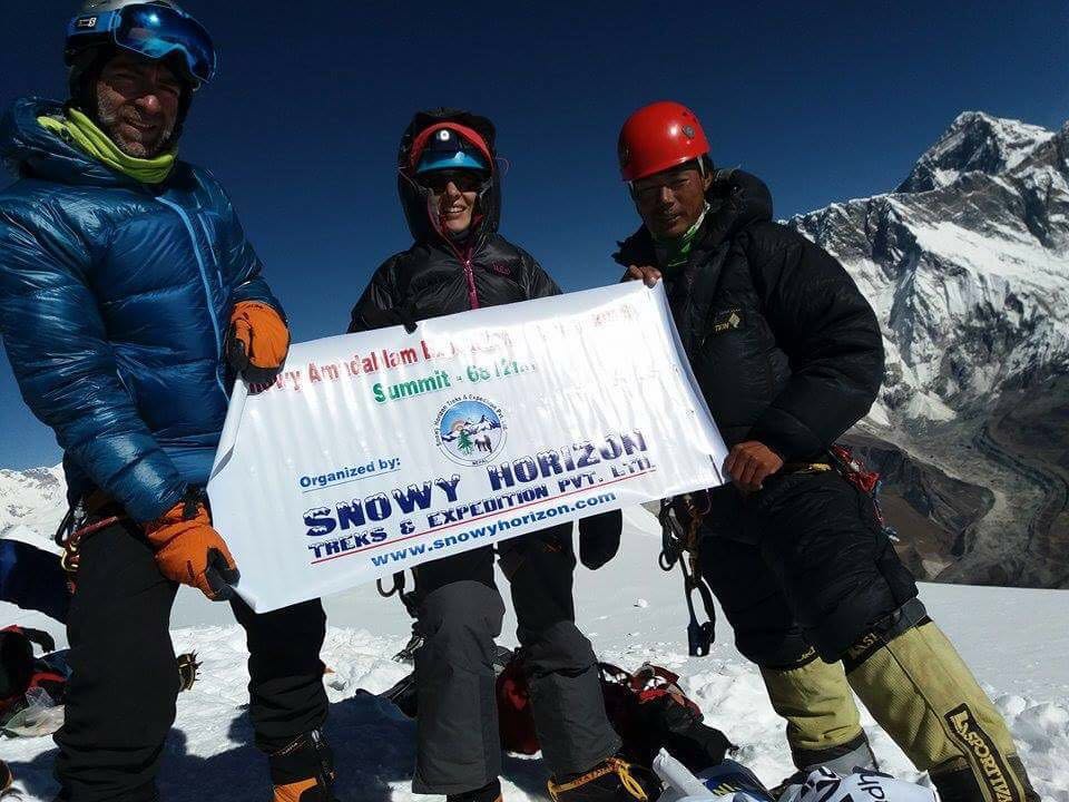 Lluís Martí, Violeta León i el shrepa que els va acompanyar al cim de l'Ama Dablam