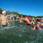 Unes 300 persones al primer bany del 2017 a Sant Feliu de Guíxols