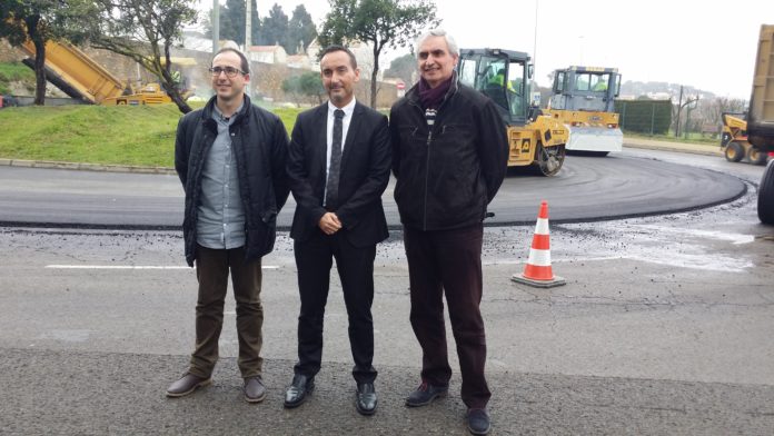 El gerent de Ports de la Generalitat, Joan Pere Gómez, juntament amb l'alcalde Lluís Puig i el regidor d'Urbanisme, Jordi Pallím han visitat les obres del vial del Port de Palamós.