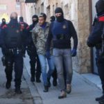 Armes, diners i més de 8.000 plantes de marihuana trobades al clan desmantellat a l’Empordà