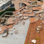 El vial del port de Palamós tancat al trànsit per fort vent