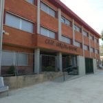 Una cistella de bàsquet del col·legi Guillem de Montgrí cau i fereix lleument una monitora