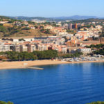 Primeres multes a Sant Feliu de Guíxols per als bancs que tenen pisos buits