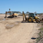 Soterren una línia elèctrica en la recta final de les obres de la Pletera