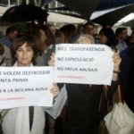 Un grup de socis del Club Nàutic Port d’Aro es manifesten en contra de la construcció d’un nou espigó a Punta Prima