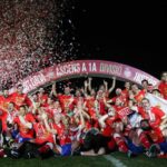 Els aficionats empordanesos del Girona FC celebren l’ascens