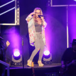 Anastacia posa dempeus Cap Roig