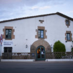 Una fuita de gas en un dipòsit soterrat a Verges obliga a tallar tres carreteres i a desallotjar 26 persones