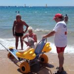 Nou platges de l’Empordà compten amb el servei de bany adaptat de la Creu Roja