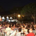 Mig miler de persones gaudeix de la cantada d’havaneres a la platja de Pals