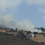 Els bombers controlen un incendi proper a una urbanització de Castell d’Aro