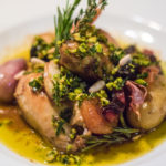 La Cuina de Begur proposa Pollastre rostit amb prunes i orellons