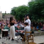 Els cantants Cèlia Pallí i Francois Klark omplen el nucli antic d’Esclanyà