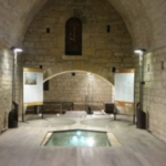 L’ajuntament de la Bisbal instal·la un vidre per protegir la tina del Castell-Palau