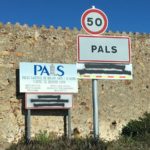 Absolts els sis acusats per intentar endur-se una senyal de ‘Municipi adherit a l’Associació de Municipis per Ia Independència’ a Pals