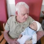 Ninos hiperrealistes com a teràpia pels avis del geriàtric de la Bisbal