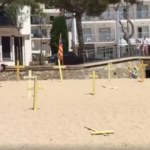 “Ni un pas enrere”: els alcaldes responen Enric Millo per les creus i llaços grocs Platja de Llafranc creus grogues