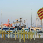 La platja de Palamós s’uneix a l’exhibició de creus grogues i estelades Platja de Palamós amb les creus grogues