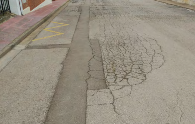 Vista general del tram del carrer del Montgrí a re-pavimentar. Es pot veure un dels flonjalls a reparar | Imatge de l'Ajuntament