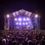 La Revetlla de Sant Joan del Festival Ítaca acull més de 8.000 assistents Txarango durant el concert al Festival Ítaca 2018 | Imatge de l'organització