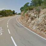 Un conductor topa amb un senglar i acaba bolcant amb el cotxe