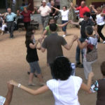 Sardanes a la fresca als jardins de Torre Maria
