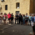 Concentració davant del Castell de la Bisbal amb motiu del 1r aniversari dels atemptats de Barcelona i Cambrils