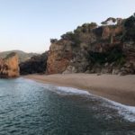 Torna el Sol amb ambient de tardor Platja de l'Illa Roja - Platges nudistes del Baix Empordà