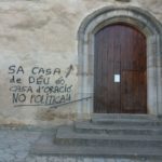 El mossèn de Pals és increpat per tenir una pancarta pels presos