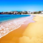 Un jove es fa una contractura cervical en llençar-se a l’aigua a una platja de Sant Feliu Platja de Sant Pol a Sant Feliu | Imatge d'arxiu