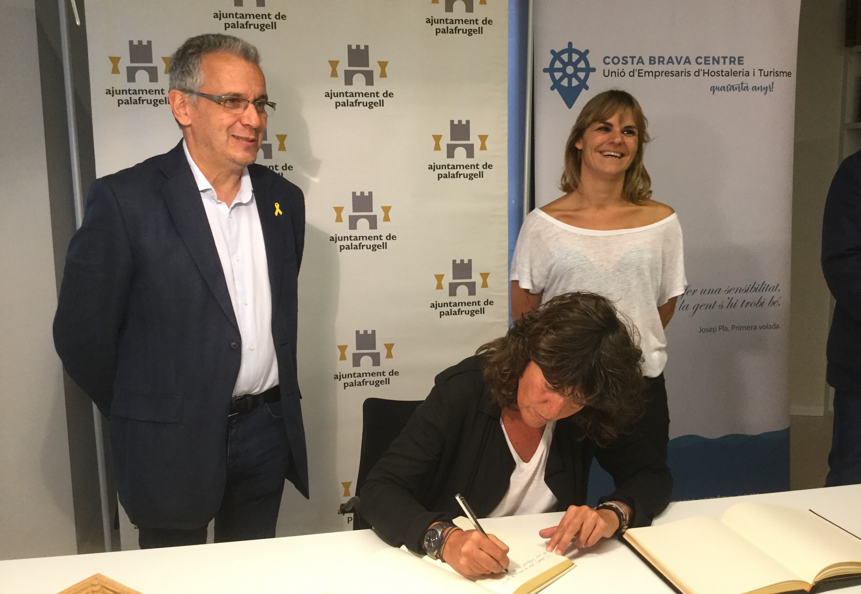 Firma del llibre de visites a l'Ajuntament de Palafrugell per part de la Consellera d'Agricultura