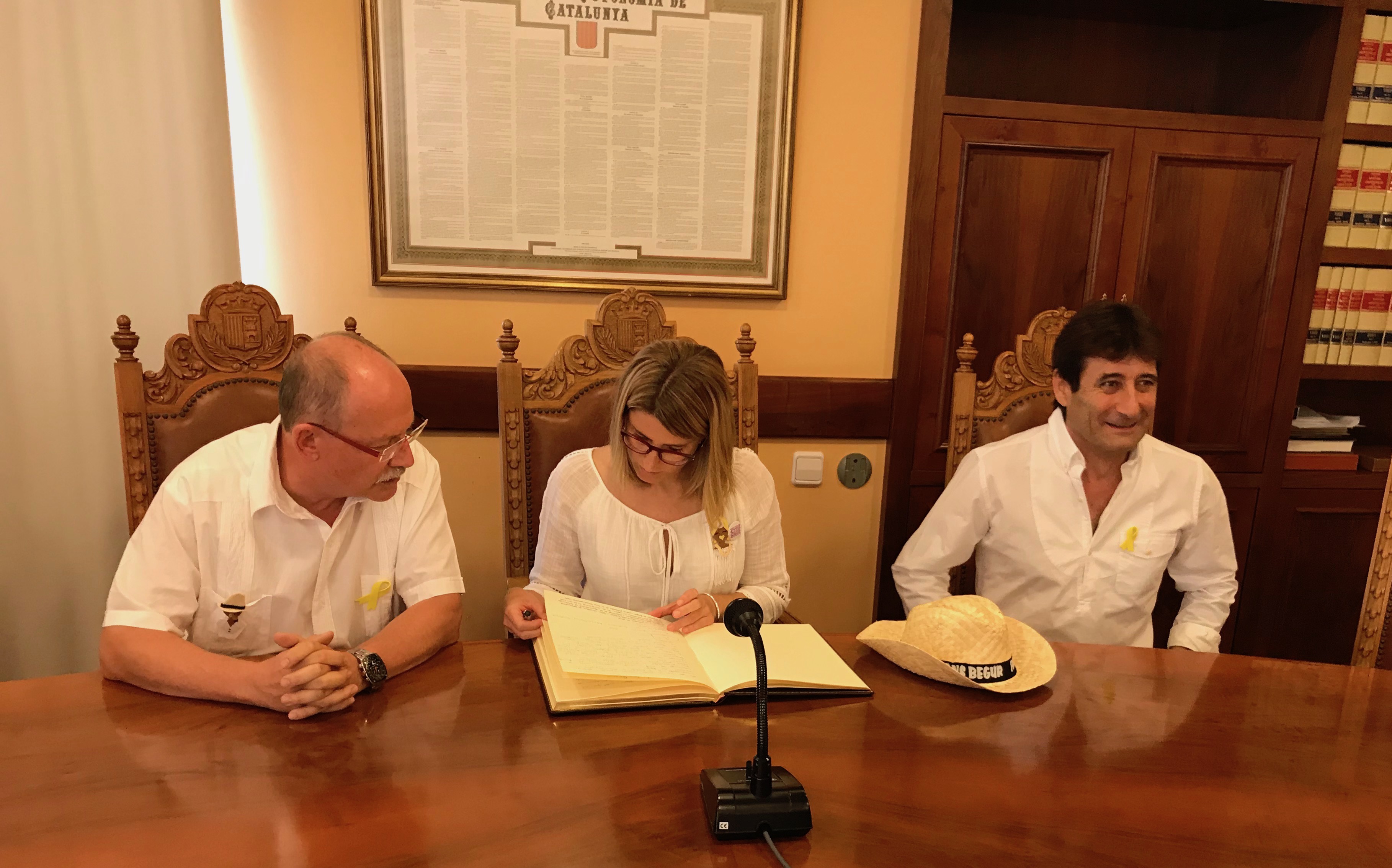 Joan Loureiro, Elsa Artadi i Martí Aldrich a la Sala de Plens de Begur | Imatge de Ràdio Capital