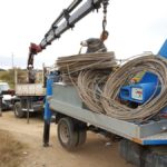 Desmunten l’antiga línia elèctrica de la Pletera