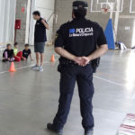 Detingut a la Bisbal prop d’un col·legi per suposat delicte contra la salut pública