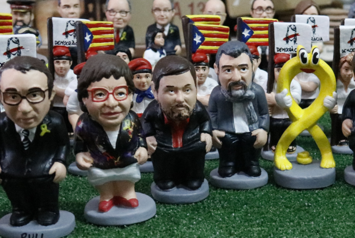 Caganer Dolors Bassa El Caganer representant Dolors Bassa, acompanyada de Rull, Junqueras, Cuixart i el llaç groc | Imatge de l'ACN