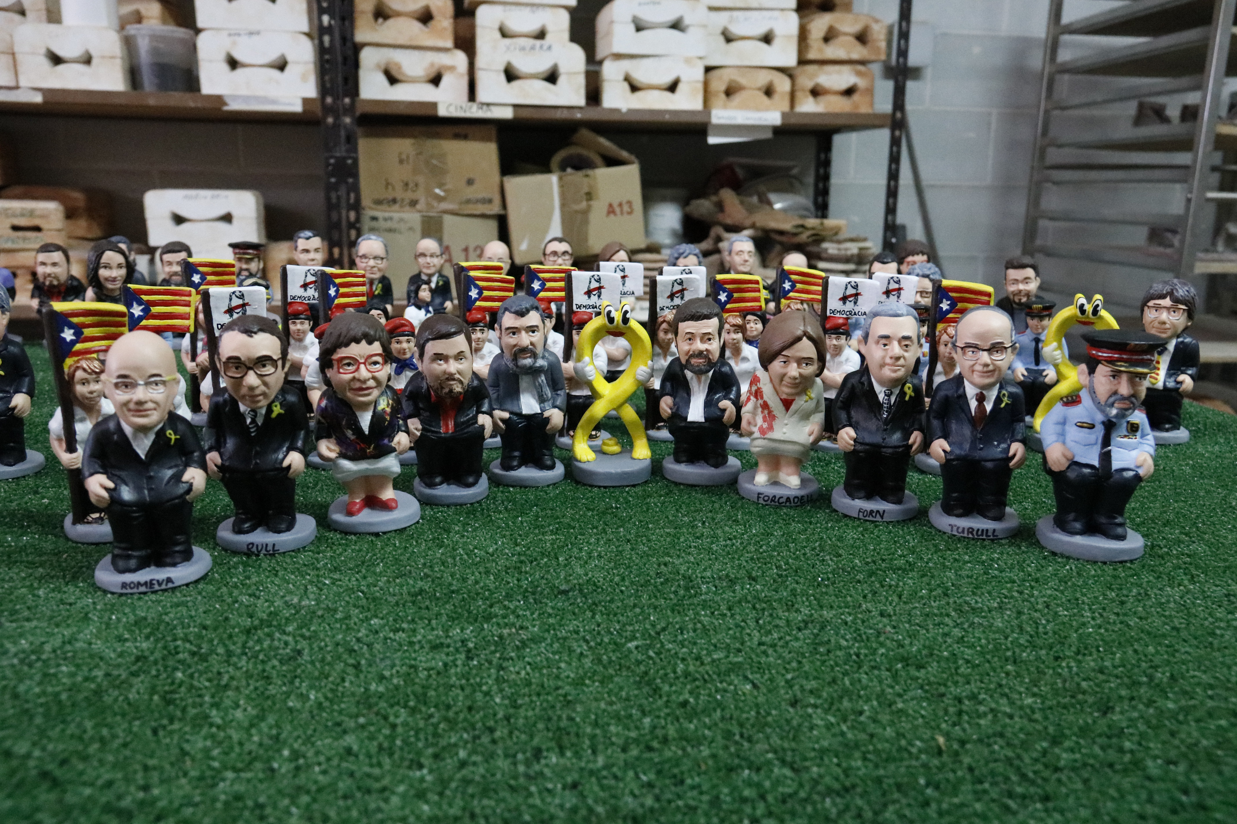 Els nous caganers de Caganer.com amb el llaç groc al mig i els empresonats als costats | Imatge de l'ACN