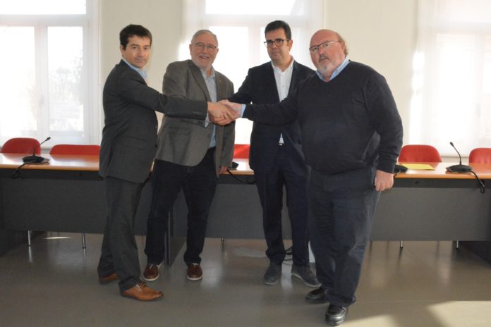 Foto de la signatura del conveni. D'esquerra a dreta, Sergi Sanchís, Defensor del Client d'AGBAR, Joan Maria Garcia, Síndic de Calonge i Sant Antoni, Andreu Masferrer, Gerent de Concessions de Sorea i Jordi Soler, alcalde de Calonge i Sant Antoni.