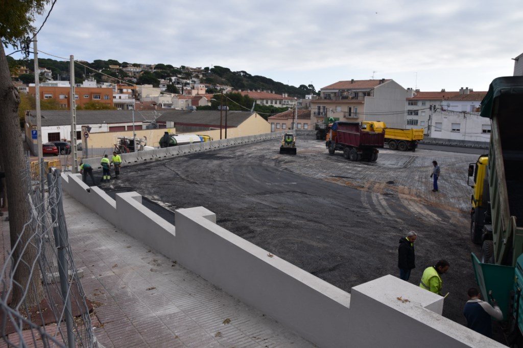 Asfalt del pàrquing de l'Agglotap de Sant Feliu de Guíxols 