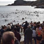Gairebé 400 persones fan la primera remullada a la platja de Sant Feliu per donar la benvinguda a l’any