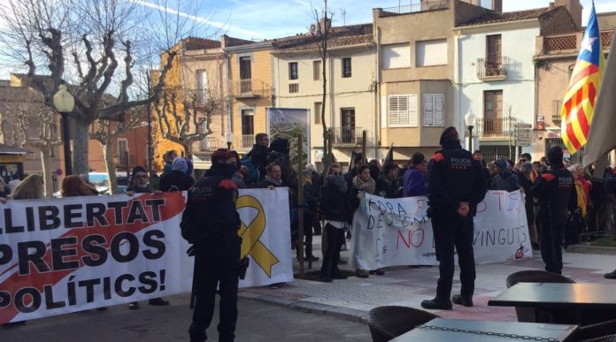 Torroella Montgri Manifestacio Ciutadans Cordó policial per separar els manifestants antifeixistes contra el grup parlamentari de Ciutadans a Torroella de Montgrí | Imatge de Cs Girona