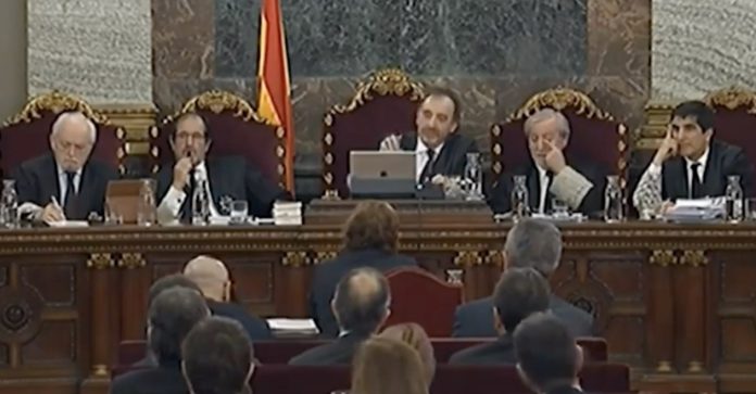 Imatge de Dolors Bassa davant del Tribunal Suprem Espanyol durant el Judici del Procés