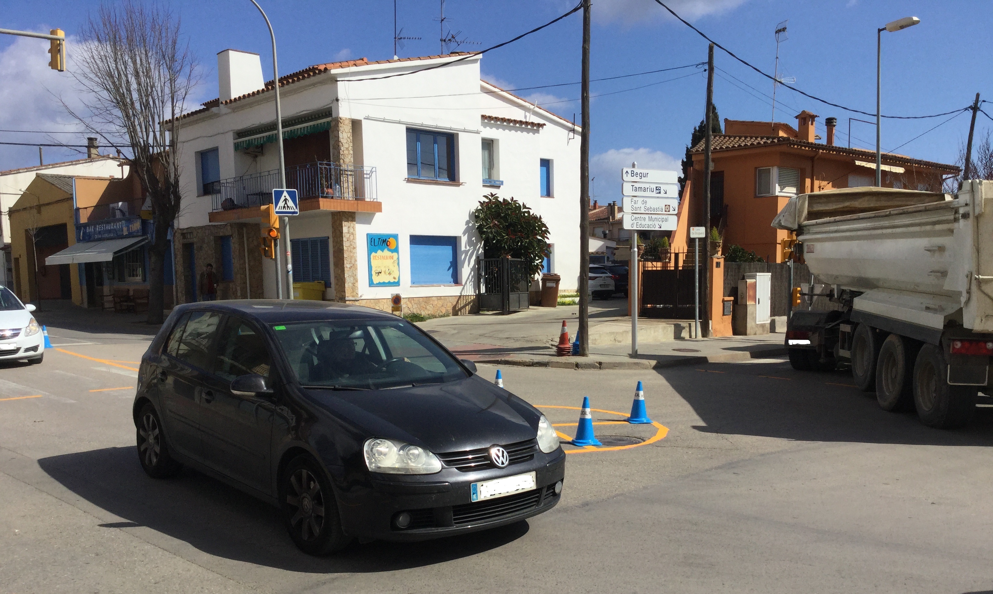 Prova pilot d'una rotona a l'avinguda Pompeu Fabra de Palafrugell | Imatge de l'Ajuntament