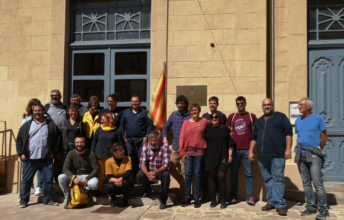 Candidatura CUP Verges Municipals 2019_00002 Ignasi Sabater i la CUP de Verges davant de l'Ajuntament de Verges