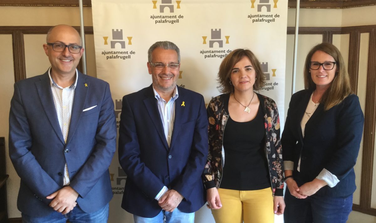 Albert Gómez, primer tinent d’alcalde de l’Ajuntament de Palafrugell; Josep Piferrer, alcalde de Palafrugell; Susanna Casademont, presidenta d’ACOPA, i Verònica Serralvo, gerent durant la firma del nou conveni | Imatge de l'Ajuntament de Palafrugell