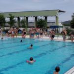 privat:-unes-450-persones-es-mullen-per-l’esclerosi-multiple-a-dues-piscines-de-santa-cristina