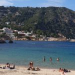 Llargues cues i corredisses de banyistes per aconseguir el millor lloc a platges de Begur