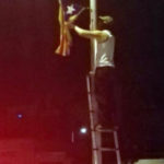 Condemnen un encaputxat que despenjava estelades i llaços grocs a Verges per agredir un veí