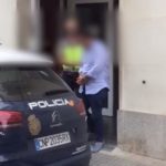 La Policia Nacional deté a Platja d’Aro a un perillós fugitiu holandès La Policia Nacional en el moment de la detenció | Imatge de la Policia Nacional